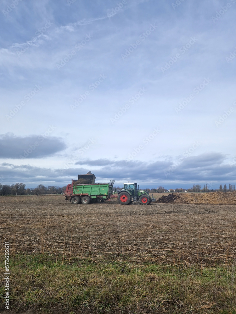 Fototapeta premium Landmaschine verteilt Gülle auf dem Feld in Dessau Rosslau