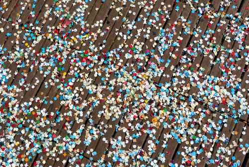 coriandoli colorati  a terra su doghe di legno durante il carnevale photo