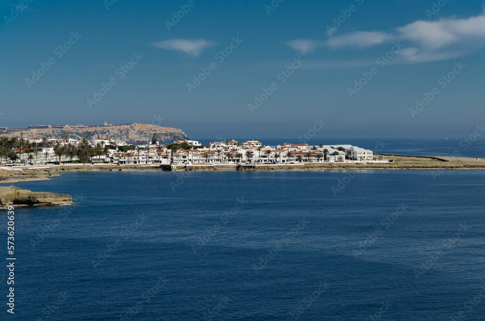 pueblo de casas blancas, junto a la costa. Salgar Menorca