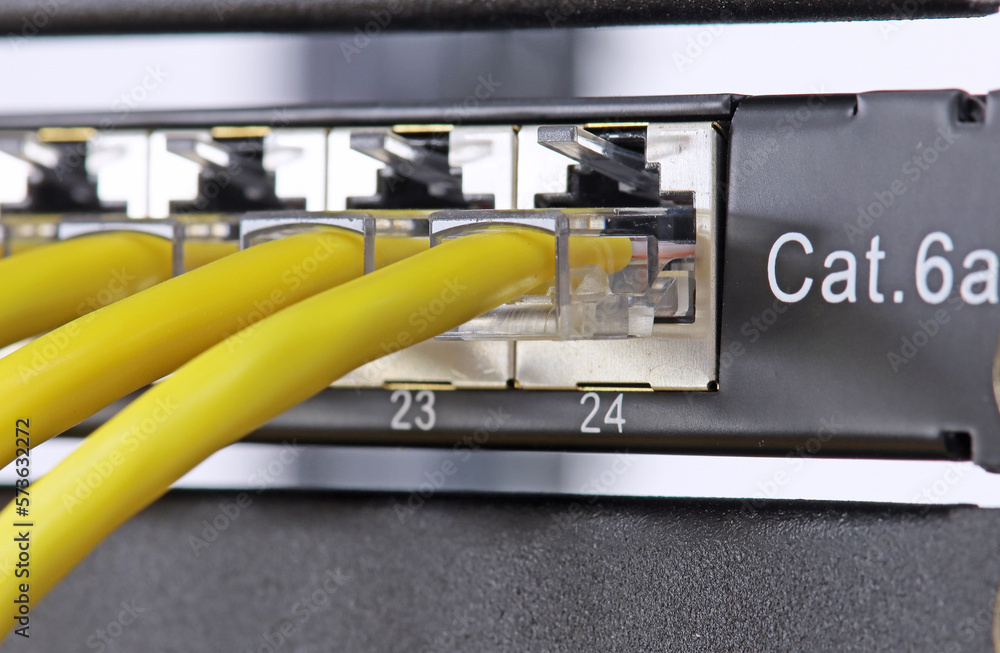 Connecting an switch using patch cords with RJ45 connectors