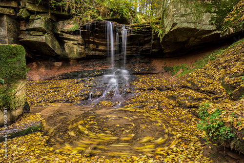 Fototapeta Naklejka Na Ścianę i Meble -  Wasserfall im Wald, Herbstfarben