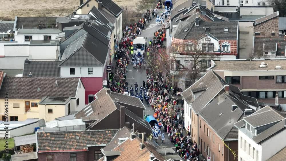 Drohnenaufnahme / Kamerafahrt nach oben von einem Karnevalszug, mit Traktoren und Karnevalsvereinen, die Rosenmontag feiern Drohnenaufnahme / Kamerafahrt nach oben von einem Karnevalszug, mit Traktoren und Karnevalsvereinen, die Rosenmontag feiern