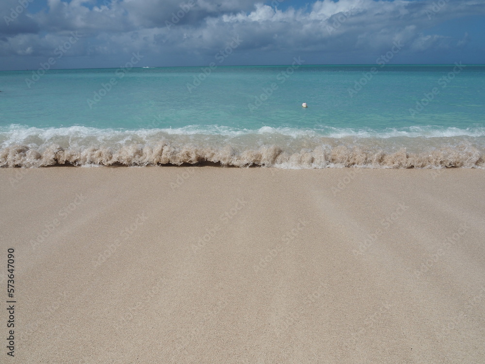 Obraz premium Caribbean ocean and sand. beautiful turquoise water with blue sky