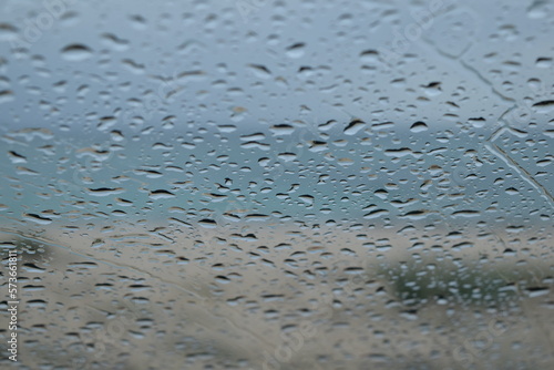 Gouttes de pluie sur une vitre et mer en arrière-plan