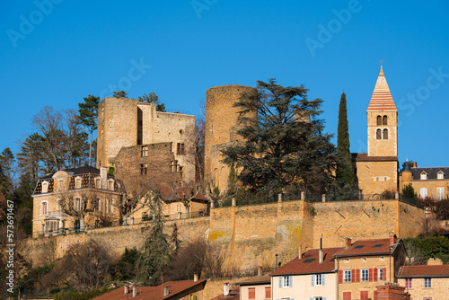 Chatillon d'Azergues, la Chapelle Notre-Dame-du Bon-Secours cohabite avec le château féodal du XIe siècle photo