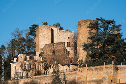 Chatillon d'Azergues, la Chapelle Notre-Dame-du Bon-Secours cohabite avec le château féodal du XIe siècle