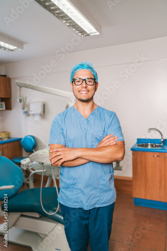 Dentista sonriendo con brazos cruzados