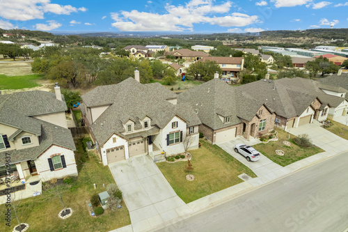 Canvastavla A home in the suburbs