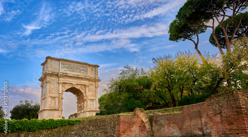 Der Titusbogen (Arco di Tito) im Forum Romanum in Rom photo