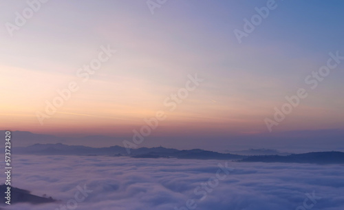 Valle inondata da un mare di nebbia e nuvole © GjGj