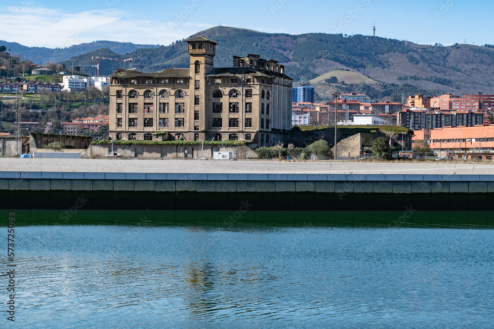 Edificio abandonado junto a la ría de Bilbao