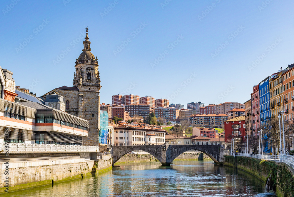 Ría de Bilbao con edificios iglesia y puente