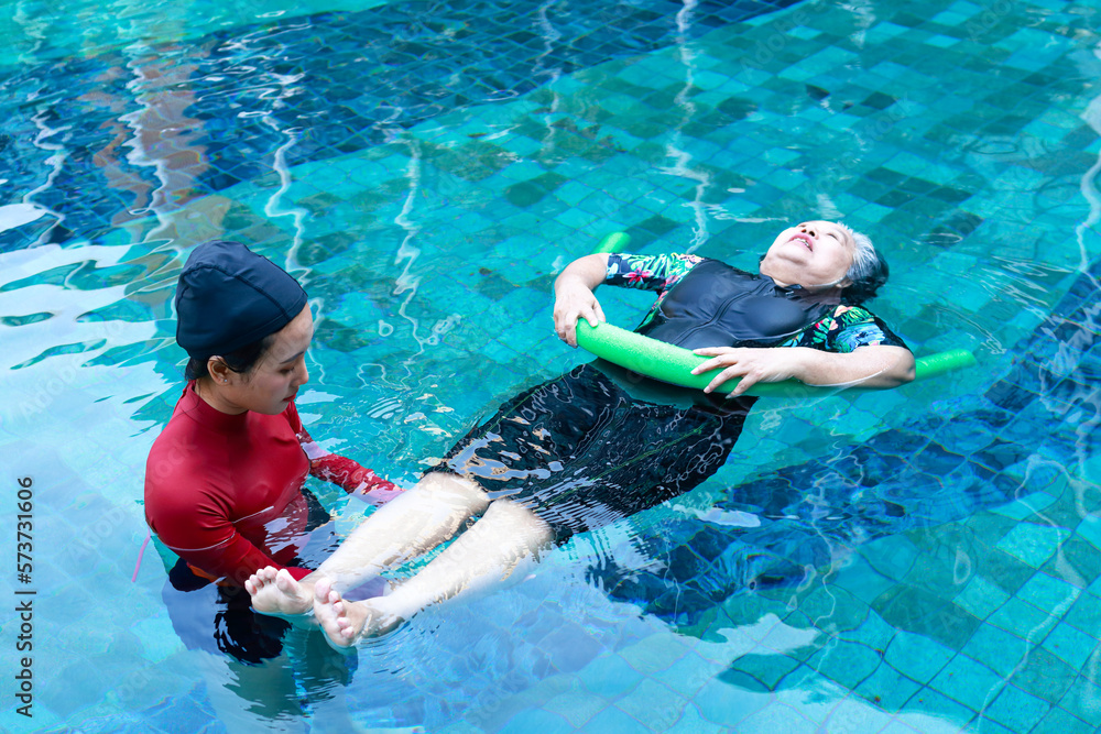 Ταπετσαρία Asian woman or physiotherapist helping elderly female patient with hydrotherapy It is a rehabilitation and exercise in the water