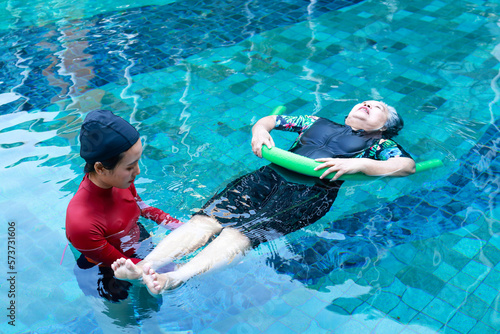 Φωτογραφία Asian woman or physiotherapist helping elderly female patient with hydrotherapy It is a rehabilitation and exercise in the water