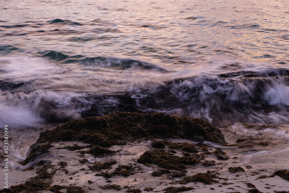 Naklejka premium waves on the rocks