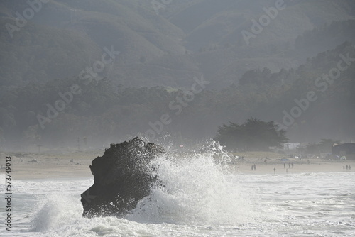 Fototapeta Naklejka Na Ścianę i Meble -  waves crashing on the rocks