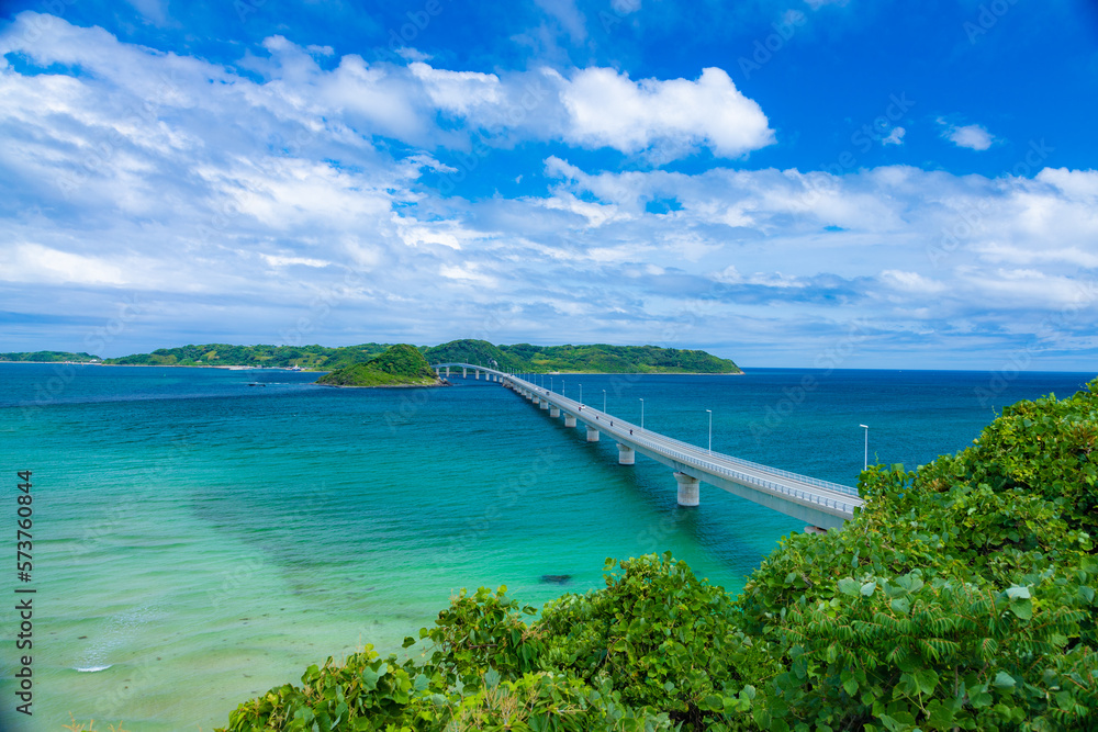 Obraz premium コバルトブルーの美しい海に伸びる角島大橋