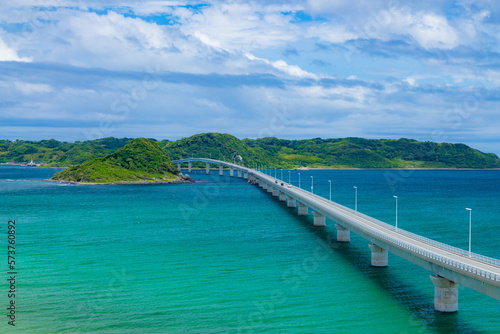 コバルトブルーの美しい海に伸びる角島大橋 © hasetetsu