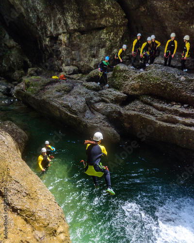 Mutprobe bei einem Klippensprung in eine Wasserfall-Gumpe beim Canyoning photo