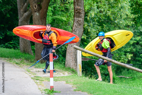 Kajaking auf dem Eiskanal - zwei Kajaker auf dem Weg zum Einstieg ins Wildwasser-Vergnügen photo