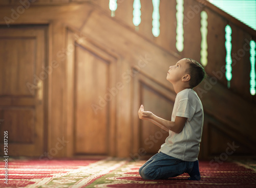 Foto Ramadan Kareem,The Muslim prays in the mosque, the little boy prays to God,Peace
