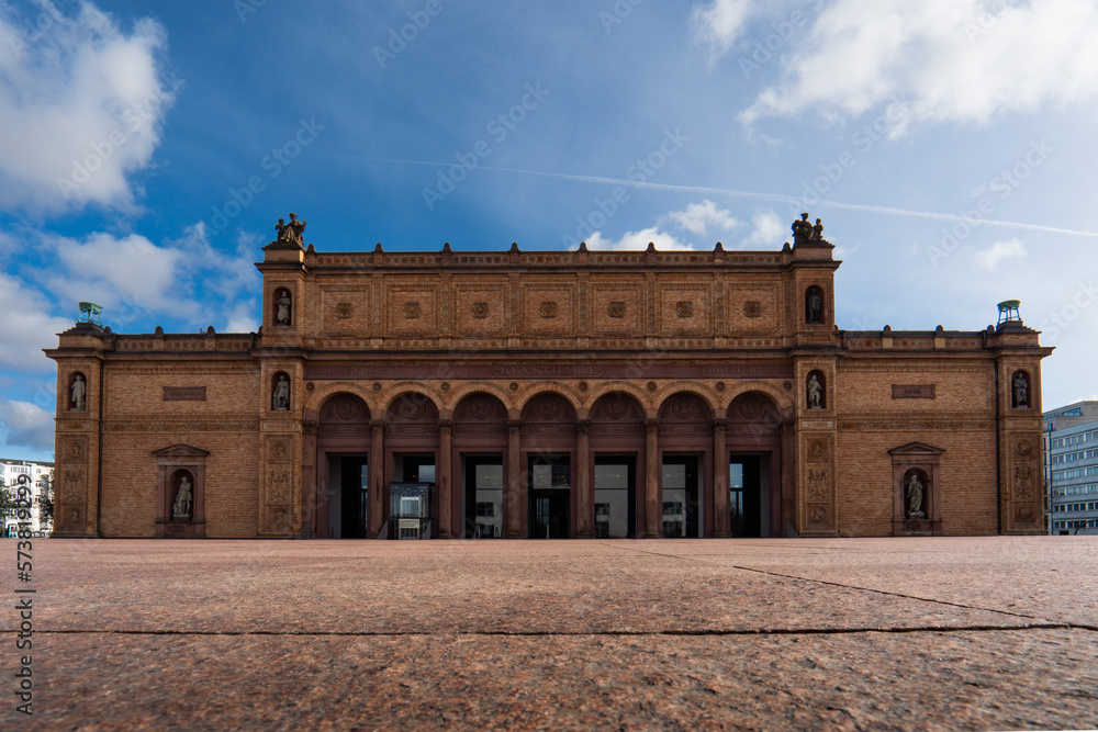 Blick auf die Frontseite der alten Hamburger Kunsthalle in Hamburg, am Tag bei leicht bewölktem blauem Himmel, horizontal 