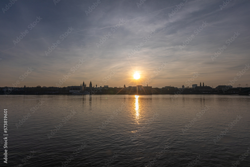Sonnenuntergang vor der Silhouette von Mainz am Rhein