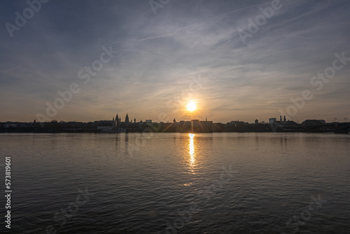 Sonnenuntergang vor der Silhouette von Mainz am Rhein