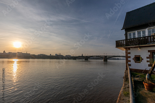Sonnenuntergang in Mainz am Rhein © parallel_dream