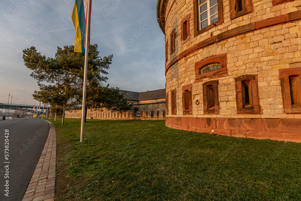 Fototapeta premium Reduit im Sonnenuntergang in Wiesbaden am Rhein