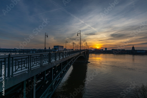 Sonnenuntergang in Mainz am Rhein © parallel_dream