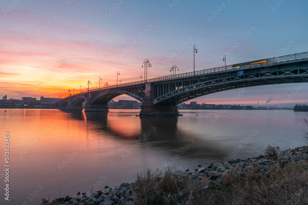 Sonnenuntergang an einer Brücke in Mainz am Rhein