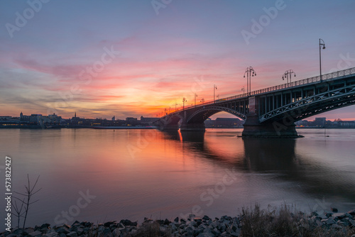 Sonnenuntergang an einer Brücke in Mainz am Rhein © parallel_dream