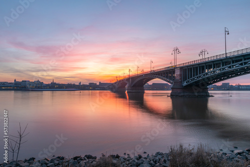 Sonnenuntergang an einer Brücke in Mainz am Rhein © parallel_dream