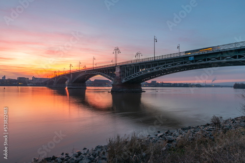 Sonnenuntergang an einer Brücke in Mainz am Rhein