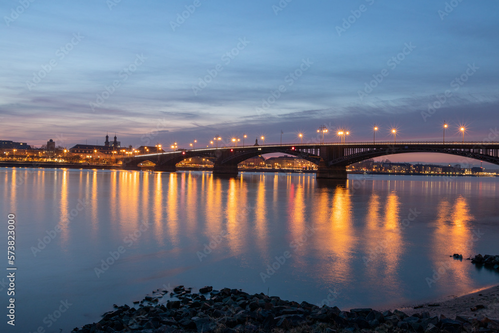 Beleuchtete Brücke in Mainz am Rhein