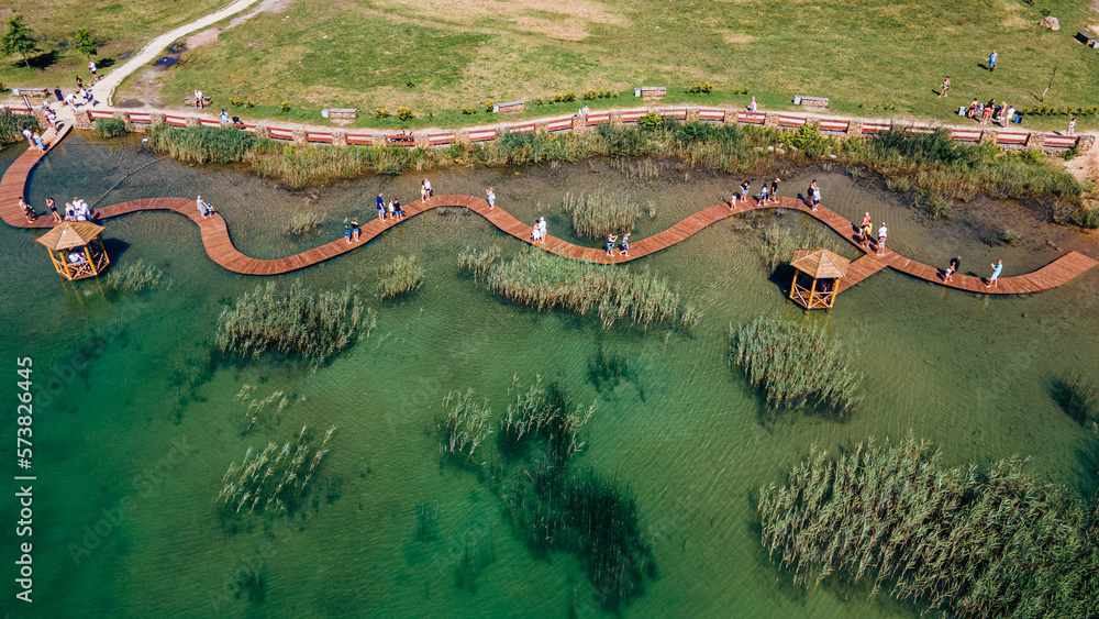 Park Gródek w Jaworznie na Śląsku w Polsce. Park był kiedyś kopalnią dolomitu i cementownią. Piękne kładki na zbiorniku wodnym. Polskie Malediwy.