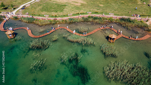 Obraz na płótnie Park Gródek w Jaworznie na Śląsku w Polsce. Park był kiedyś kopalnią dolomitu i cementownią. Piękne kładki na zbiorniku wodnym. Polskie Malediwy. w salonie