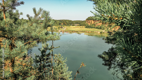 Park Gródek w Jaworznie na Śląsku w Polsce. Park był kiedyś kopalnią dolomitu i cementownią. Piękne kładki na zbiorniku wodnym. Polskie Malediwy.