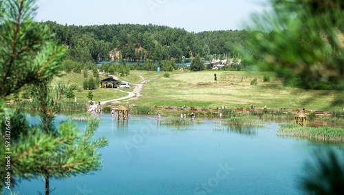 Obraz na płótnie Park Gródek w Jaworznie na Śląsku w Polsce. Park był kiedyś kopalnią dolomitu i cementownią. Piękne kładki na zbiorniku wodnym. Polskie Malediwy. w salonie
