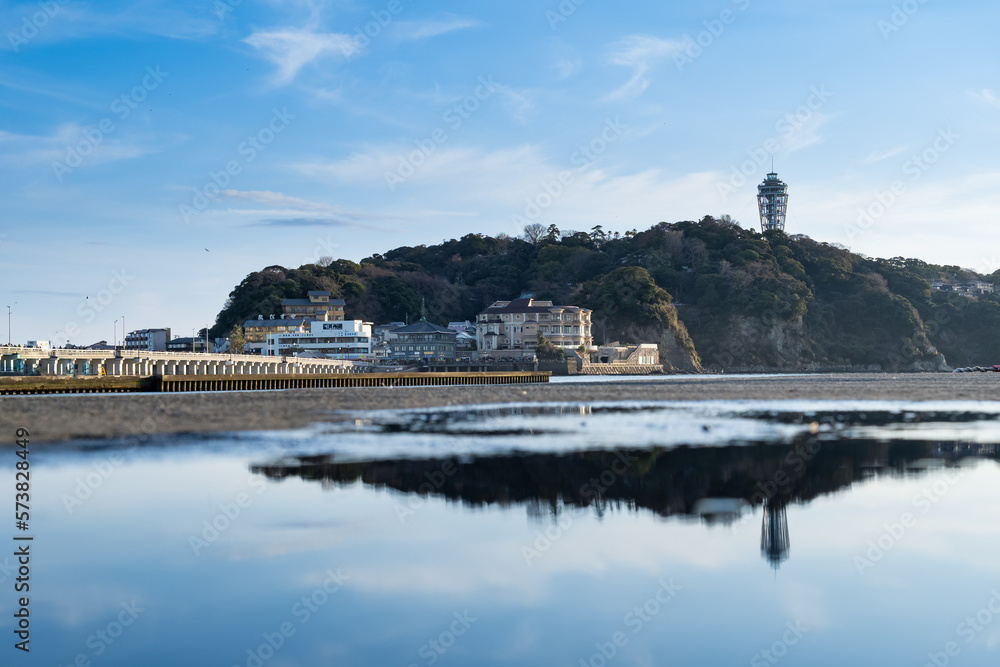 片瀬海岸から江ノ島のリフレクション StockFoto Adobe Stock