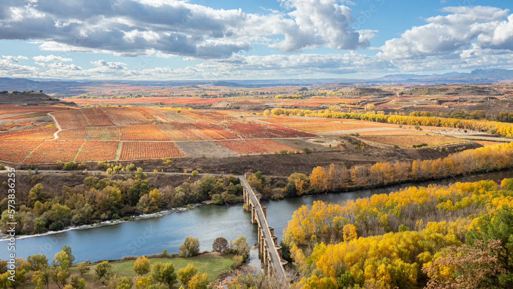 Obraz premium Puente medieval que cruza el rio Ebro a su paso por San Vicente de la Sonsierra, en la Rioja, España