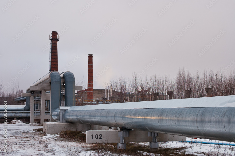 Obraz premium pipeline against the gray sky in the evening