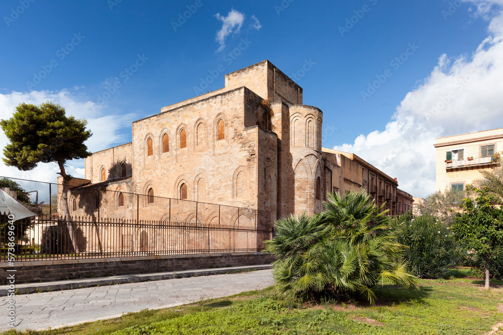 Palermo. Esterno della Basilica della Santissima Trinità o della Magione con abside.