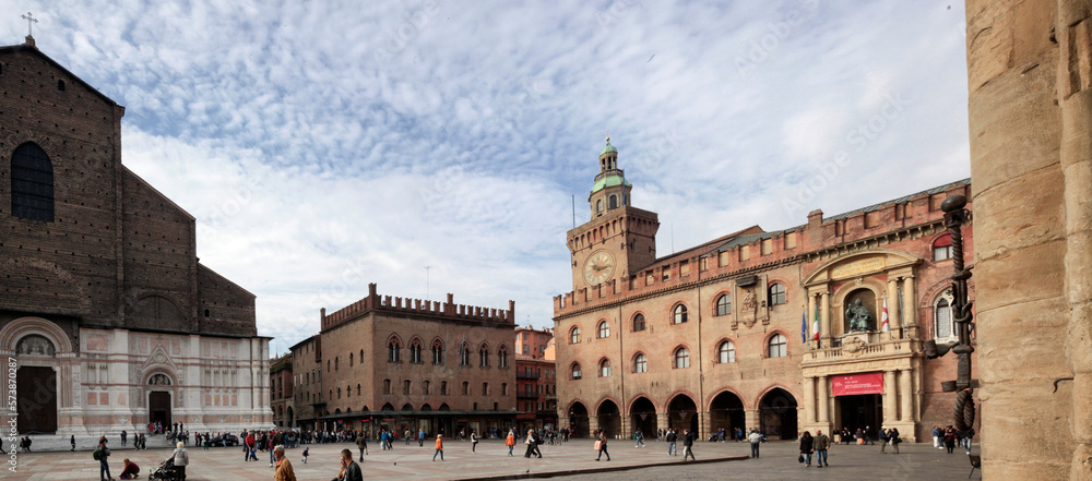 Bologna. Piazza Maggiore con il crescentone circondato dal Duomo, Palazzo d'Accursio e Palazzo del Podestà.