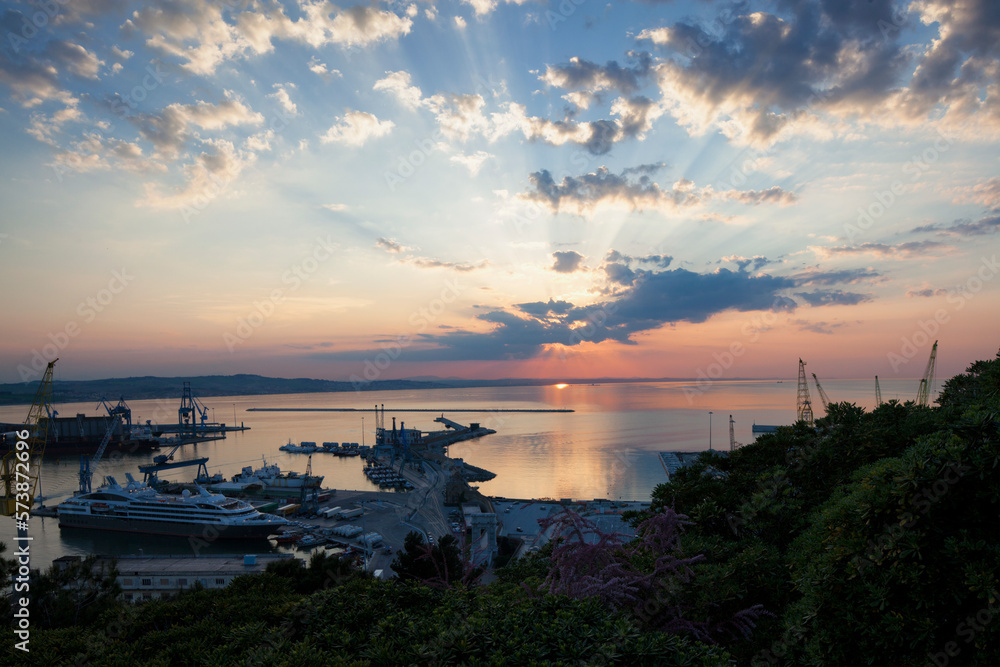 Ancona. Veduta del porto al tramonto 