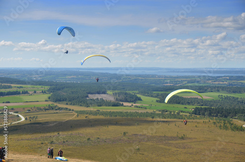 3 parapentes sur le menez hom photo