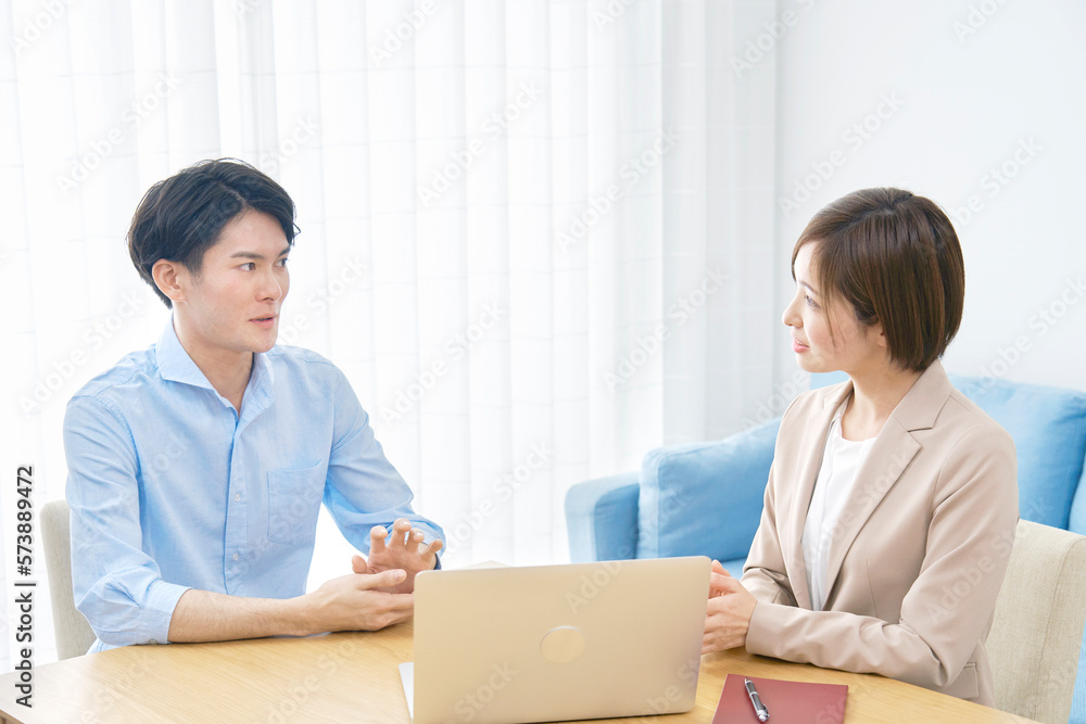 訪問営業するセールスレディ 訪問営業するセールスレディ