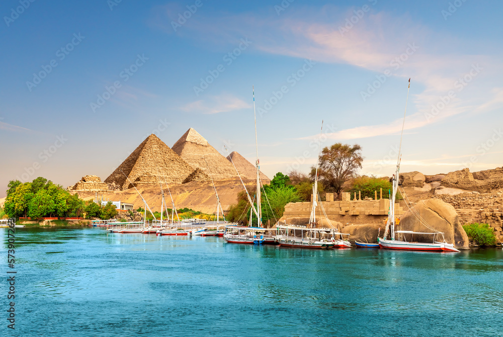 Ancient rocks and sailboats on the bank of the Nile, Aswan, Egypt - obrazy, fototapety, plakaty 