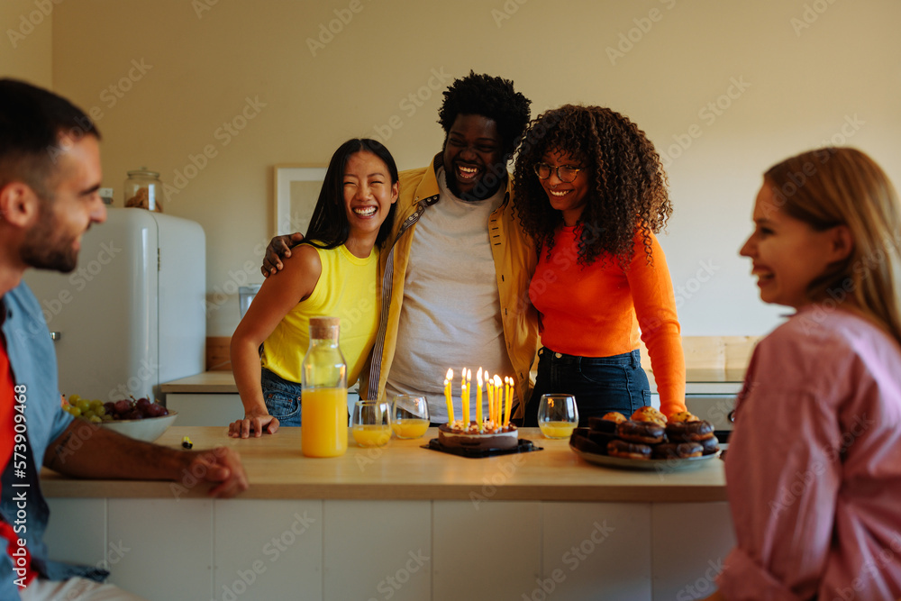 Obraz premium Happy friends celebrate birthday.